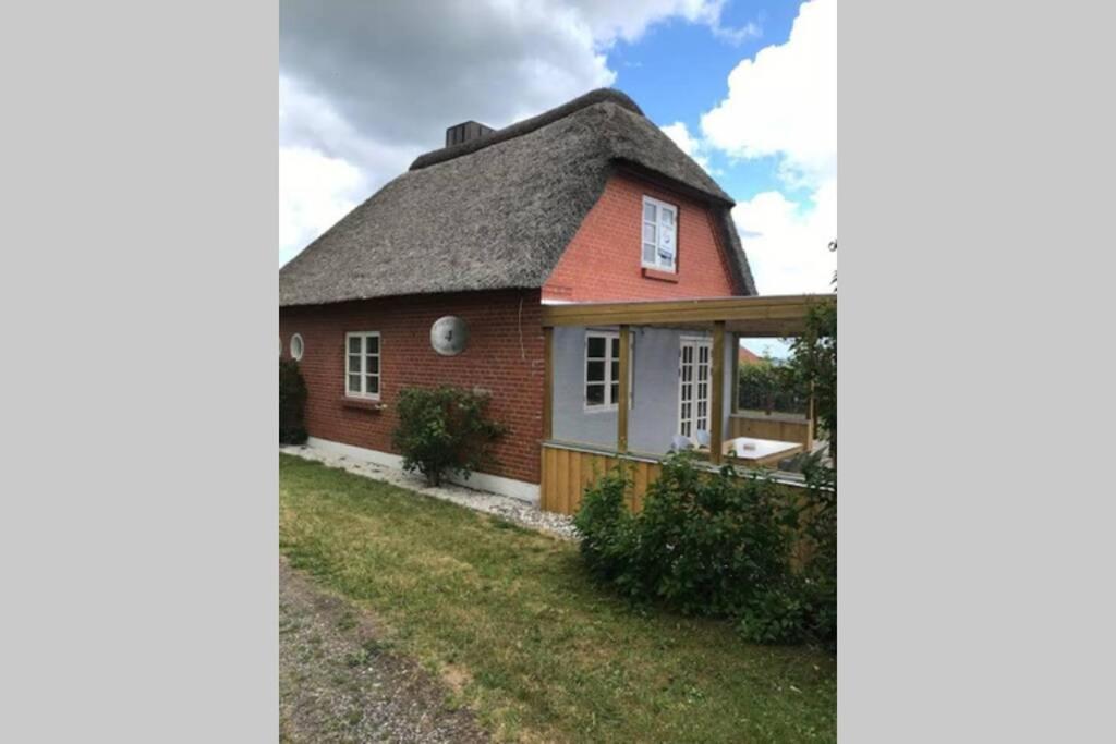 Thatched Holiday Home In Struer, Jutland With A View エクステリア 写真