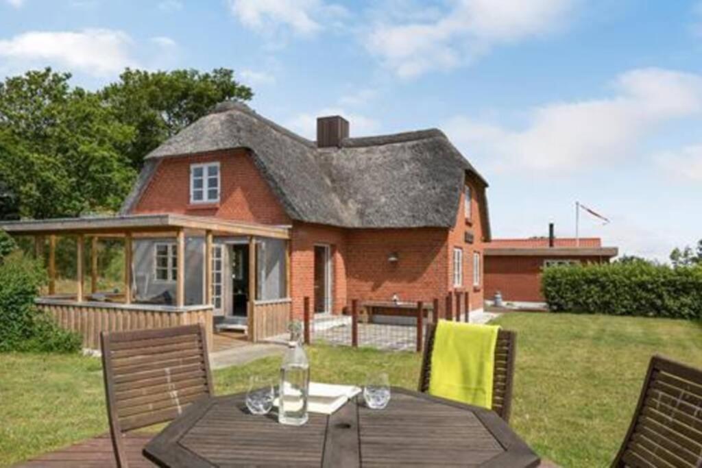Thatched Holiday Home In Struer, Jutland With A View エクステリア 写真